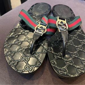 Gucci Black interlocking GG Flip Flops with Red and Green Straps - Size 6.5